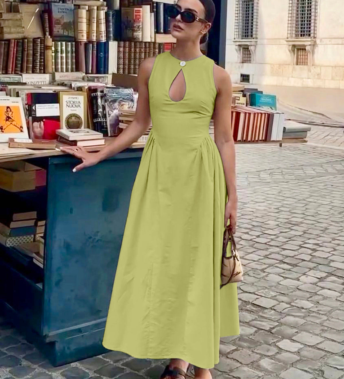 Vestido Midi Sem Mangas com Detalhe em Decote Keyhole