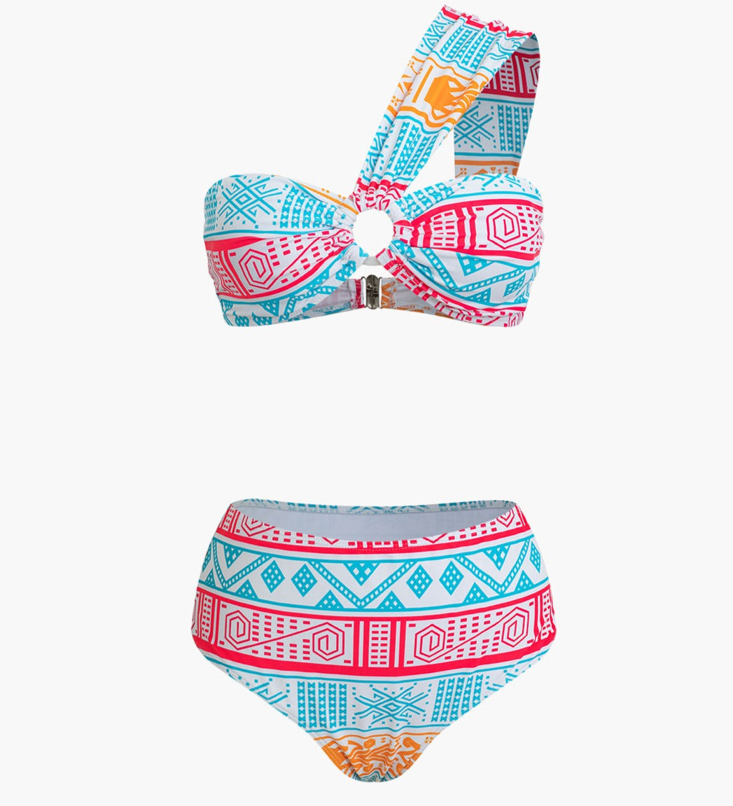 Conjunto de maiô de duas peças com estampa tribal de um ombro